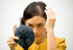 Причины выпадения волос у женщин, как вылечить алопецию